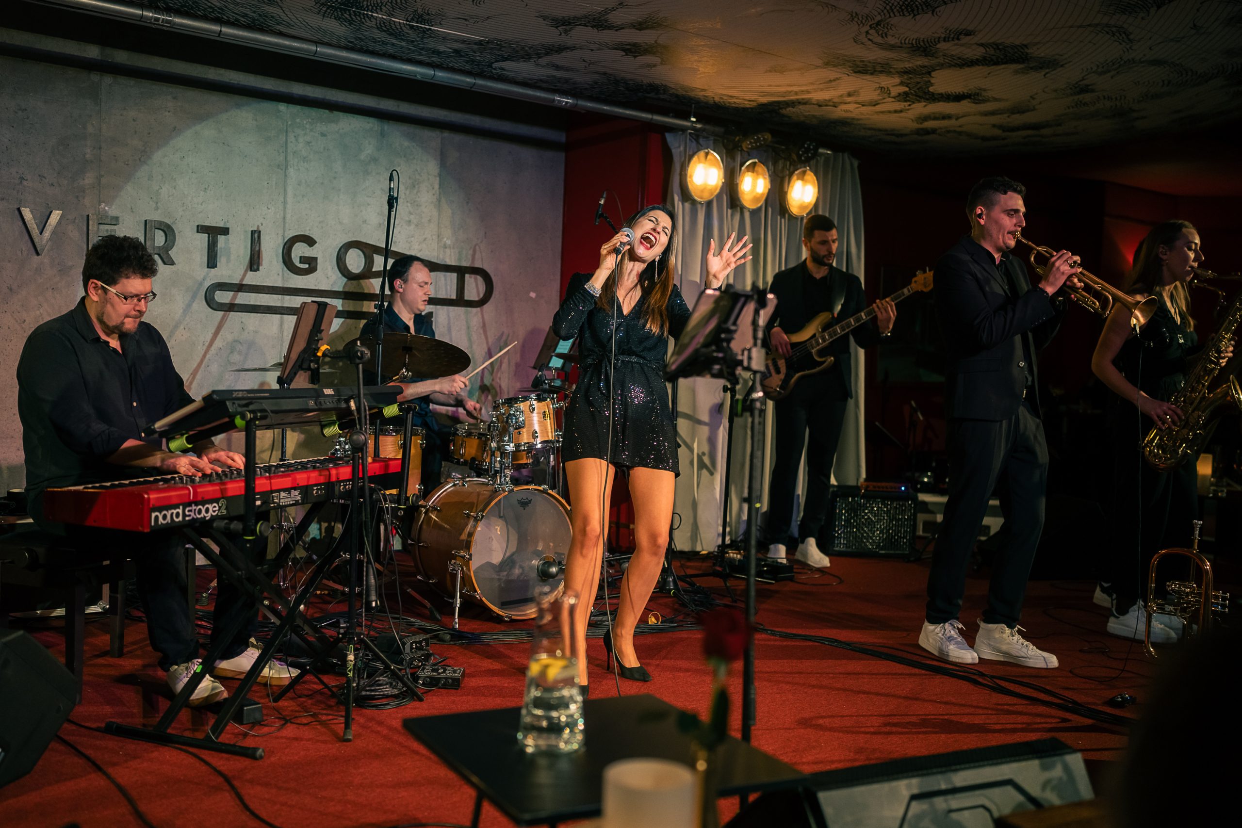 Singen Sie auf der Pergola mit der Vertigo Band